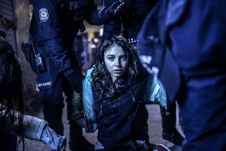 I nagroda w kategorii “Spot News”, Istambuł. Zdjęcia pojedyncze.

Młoda dziewczyna zraniona podczas zamieszek między protestującymi, a oddziałami policji. Wydarzenie miało miejsce po pogrzebie Berkina Elvana, 15-latka, który zmarł wskutek obrażeń odniesionych podczas ubiegłorocznych protestów anty-rządowych.

Fot. Bulent Kilic, Turcja, AFP